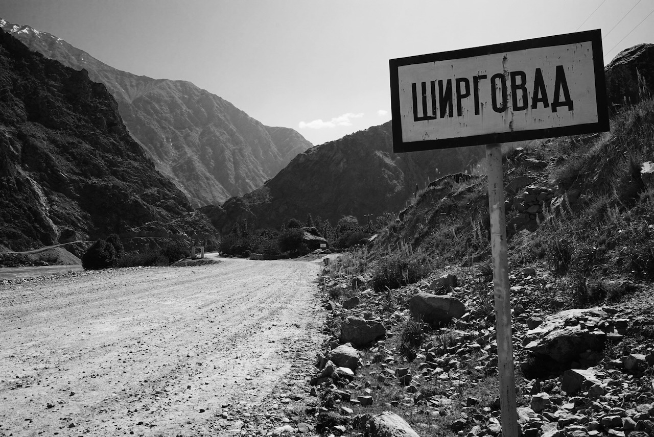 A village sign for Shingovad on a mountain road